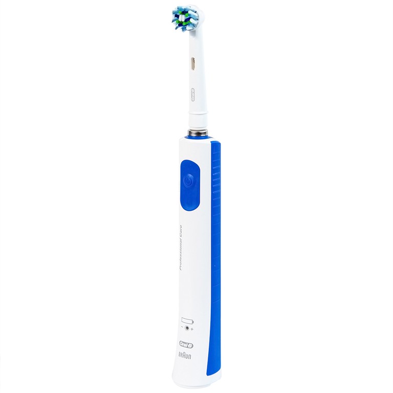 Bàn chải đánh răng điện Oral-B Pro600 D16.513 loại bỏ các mảng bám, làm sạch răng và khoang miệng cho người lớn